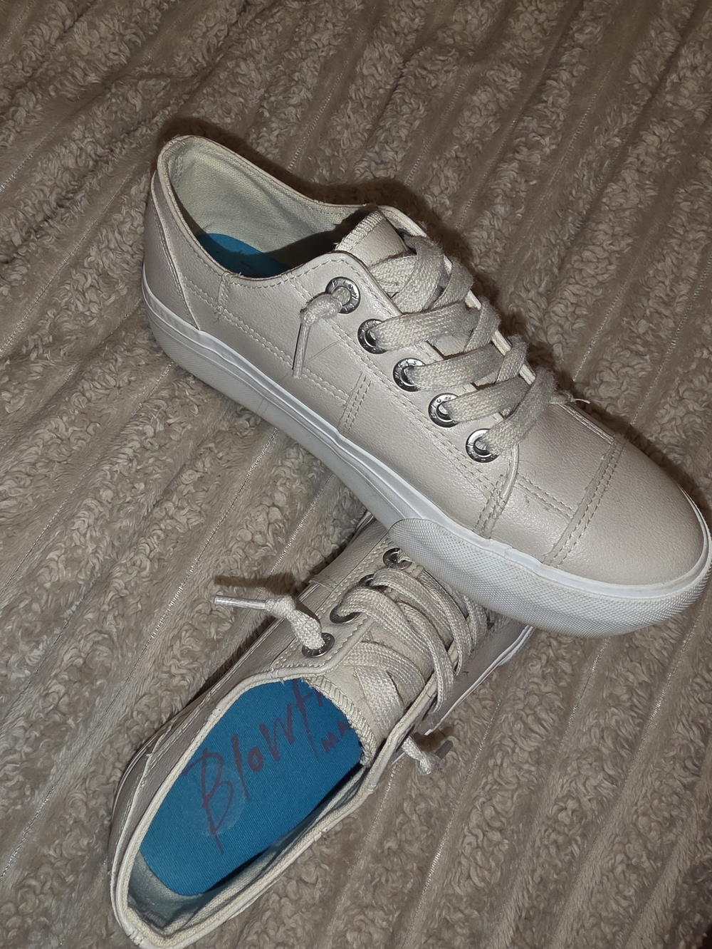 Blowfish Cream Lace-Up Low-Top Sneakers with Blue Insole